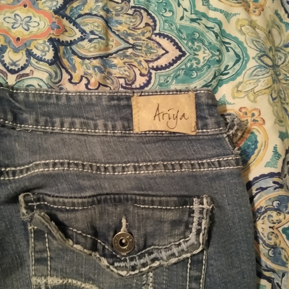 Women's juniors ariya jean capris - Picture 2 of 5